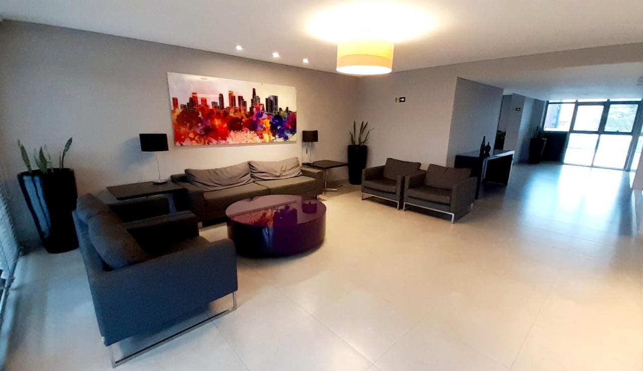 Estudio Aconchegante No Centro De Curitiba - Ar Condicio E Localizacao Perfeita! Luaran gambar