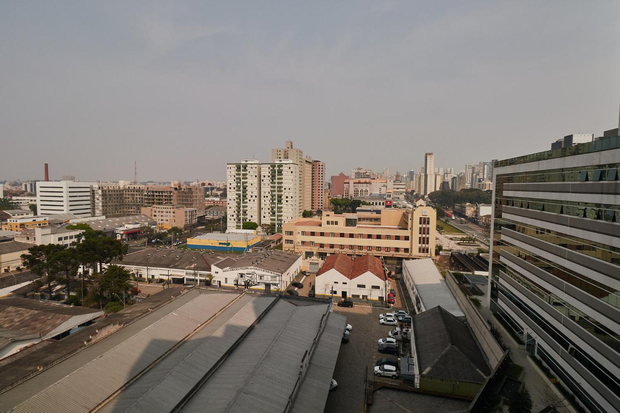 Estudio Aconchegante No Centro De Curitiba - Ar Condicio E Localizacao Perfeita! Luaran gambar
