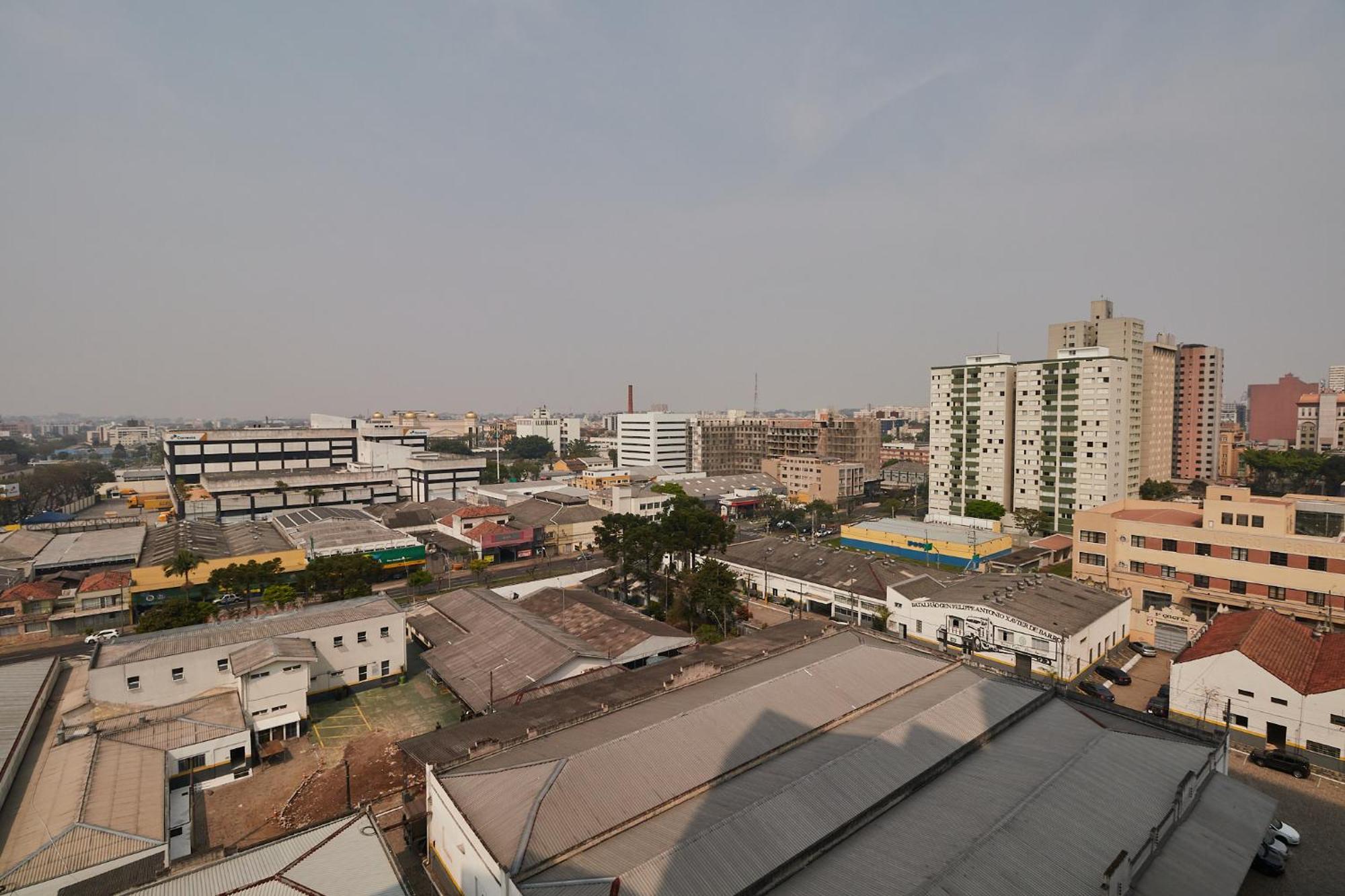 Estudio Aconchegante No Centro De Curitiba - Ar Condicio E Localizacao Perfeita! Luaran gambar